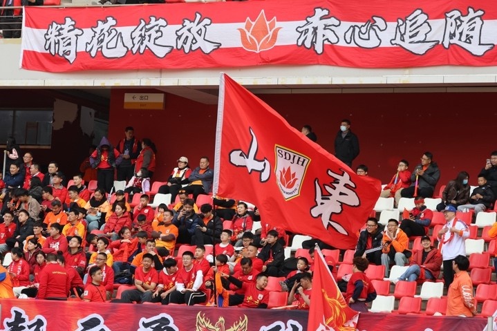 主場(chǎng)上萬(wàn)名球迷的吶喊助威，給山東體彩女足征戰(zhàn)女超增添了能量與動(dòng)力